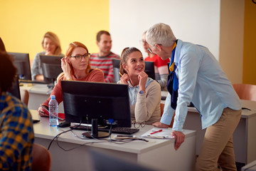 Obraz premium lecturer helping students on project.