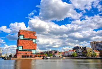 Gordijnen Antwerpen, België - 26 april 2019: Museum aan de Stroom (MAS) langs de rivier de Schelde en de haven van Antwerpen in Antwerpen, België. © Jbyard