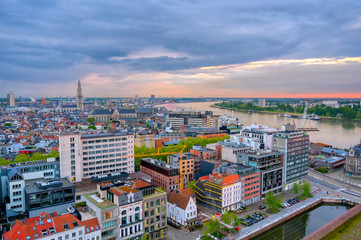 Obraz premium Widok z lotu ptaka na port w Antwerpii w Antwerpii, Belgia.