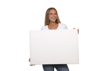 Hübsche junge Frau hält lachend eine leere Tafel