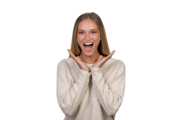 Hübsche junge blonde Frau ist begeistert