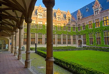 Rolgordijnen Antwerpen, België - 28 april 2019 - De Universiteit Antwerpen (Universiteit Antwerpen) is een van de belangrijkste Belgische universiteiten in de stad Antwerpen, België. © Jbyard