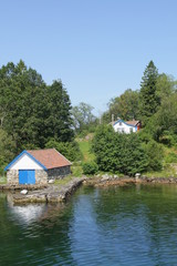Fototapeta na wymiar riflessi su acque norvegesi