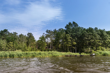 See mit Ufer, Schilf und Steg