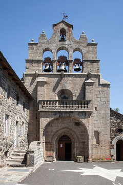 Fa&ccedil;ade de l'&eacute;glise du village de Saint-Front en Haute-Loire