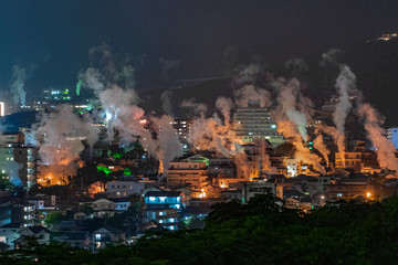 Obraz premium 別府 夜景 湯けむり展望台