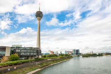 Fototapeta na wymiar Rheinturm in Düsseldorf - Deutschland
