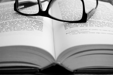 libro con lentes lectura lector descanso estudio 