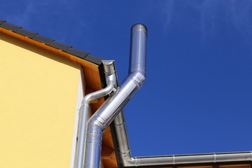 Edelstahlkamin an einem neuem Wohnhaus 