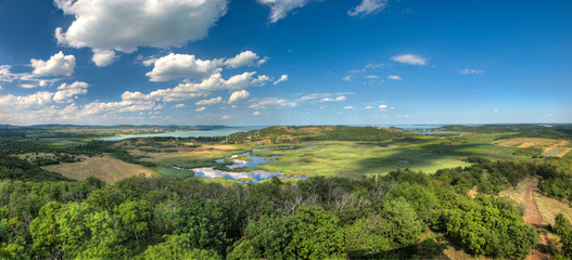 Fototapeta premium Die Landschaft auf Tihany, einer Halbinsel im Plattensee, Ungarn