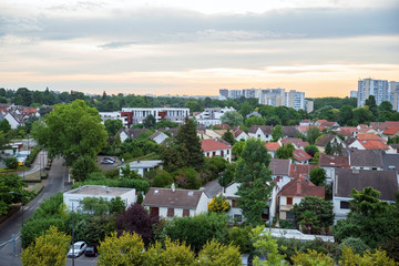 Obraz premium Residential area of houses with garden and buildings in the distance