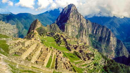 Machu Picchu, die Stadt der Inkas in den Anden auf der Bergspitze des Huayna  in 2430 Metern Höhe...