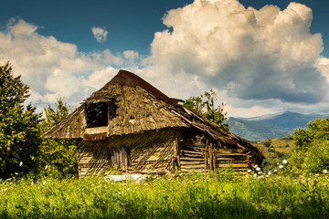 Fototapeta na wymiar Altes Haus am Berg, Rumänien