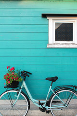 vélo devant un mur en bois aigue-marine