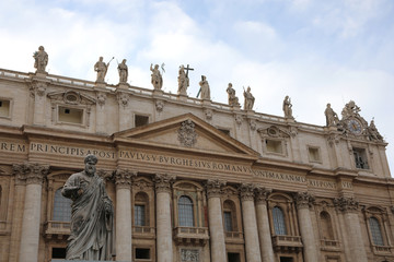 Fototapeta na wymiar Wide Basilica of St Peter in Vatican City and the Statue of Sain