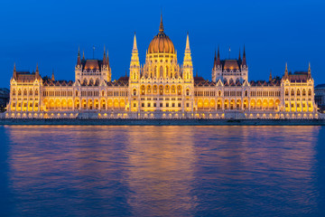Fototapeta na wymiar Parliament Building along river Danube at night