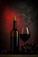 Copa de vino tinto español junto a un racimo de uva negra