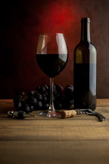Copa de vino tinto Ribera del Duero junto a una botella de vino