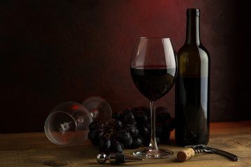 Copa de vino tinto en la mesa