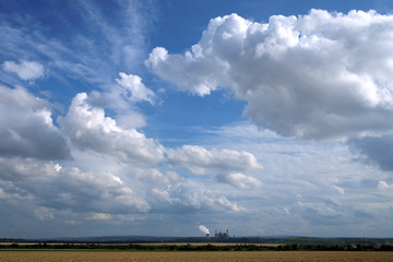 Landschaft in Nordrhein-Westfalen und blau Himmel mit weißen Wolken und im Hintergrund das...