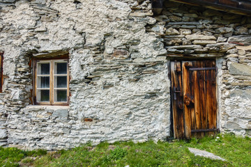 alte Hauswand mit Fenster und Holztür