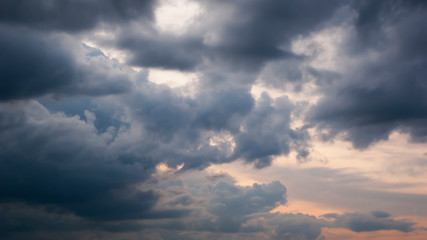 Fototapeta na wymiar drammatic cloudy sky scape