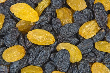 Dried raisins of yellow and black color