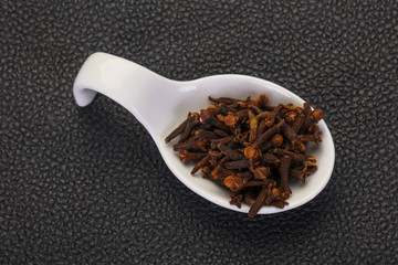 Dry clove seeds