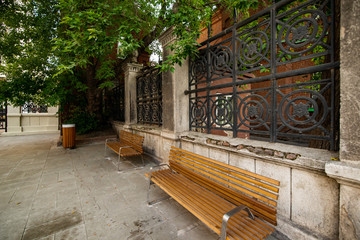 square with two benches and an urn
