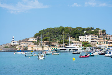 Fototapeta na wymiar Yachts in the Bay of Port de sóller in Mallorca