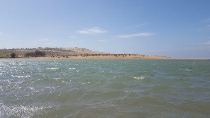 Maroc, dune de sable de la lagune Merja Zerga à Mouley Bousselham