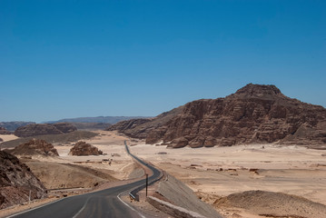 Fototapeta na wymiar The arid landscape of the Sinai desert in Egypt