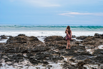 Fototapeta na wymiar girl looking at the sea