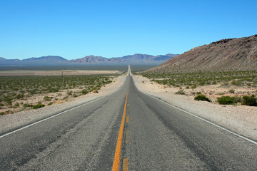 Fototapeta na wymiar Straight road through Death Valley - Califonia