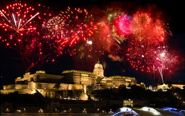 Feuerwerk über Burgberg und Parlament, Budapest