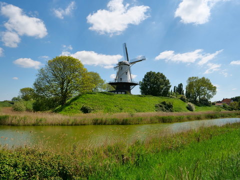 Typische Landschaft mit Windmühle und Gracht,   in Holland