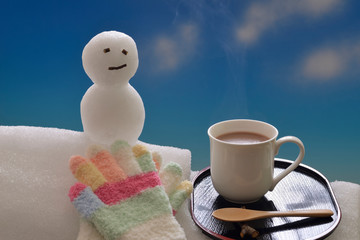 冬のイメージホットココアと雪ダルマ、
