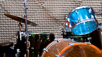 Fotografías dentro de estudio de grabación. Tomas de la batería, la percusión y el musico