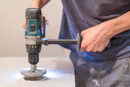 Lochbohrer, Bohrmaschine