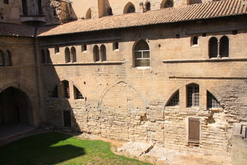 les bâtiments du palais des papes à Avignon