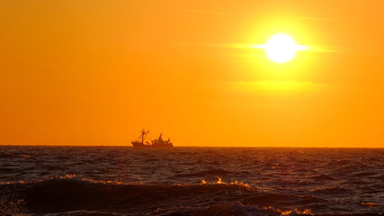 Schiff im Sonnenuntergang