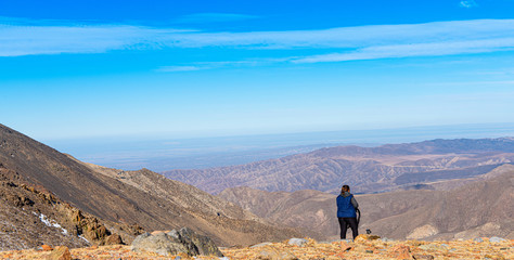 MUJER SOBRE LA CORDILLERA