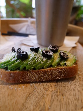 Avocado Toast mit Oliven