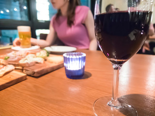 女性と食事をするテーブルに並んだ料理とワイングラス © Yuzuru Gima