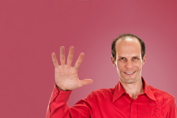 Naklejka premium Portrait of happy smiling man showing five fingers, isolated on background punch shade pink