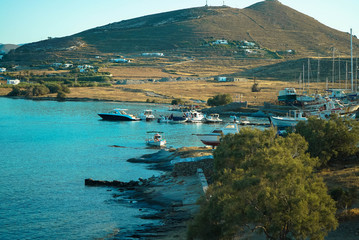 Obraz premium paros by the sea full of boats