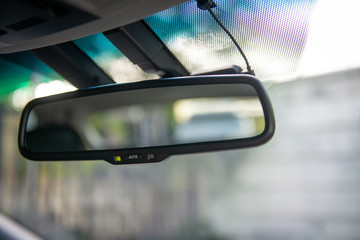 Car rearview mirror with automatic light cut