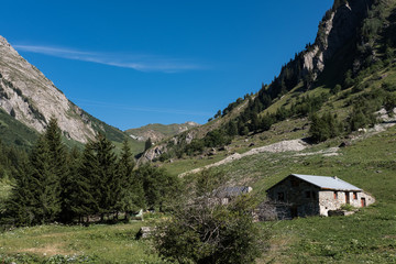Fototapeta na wymiar Paysage des montages dans les alpes en été