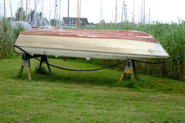 Ruderboot wird für den Anstrich vorbereitet