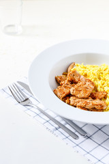 gebratenes Putenfleisch mit Curryreis
